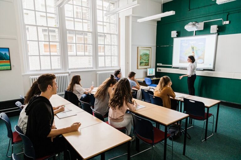La IA reemplaza a los profesores en un piloto educativo en Reino Unido