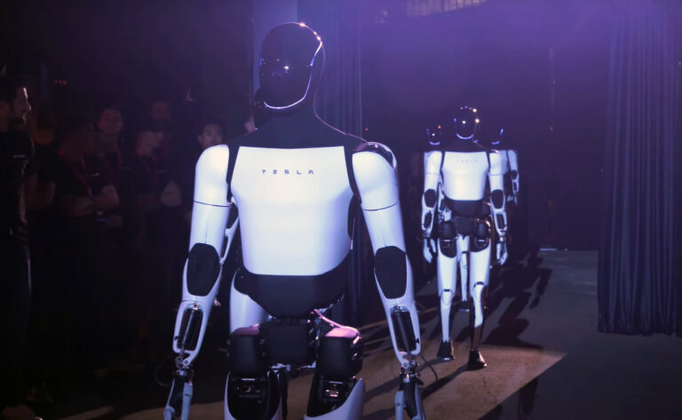 Optimus: ¿robot autónomo o truco de circo?