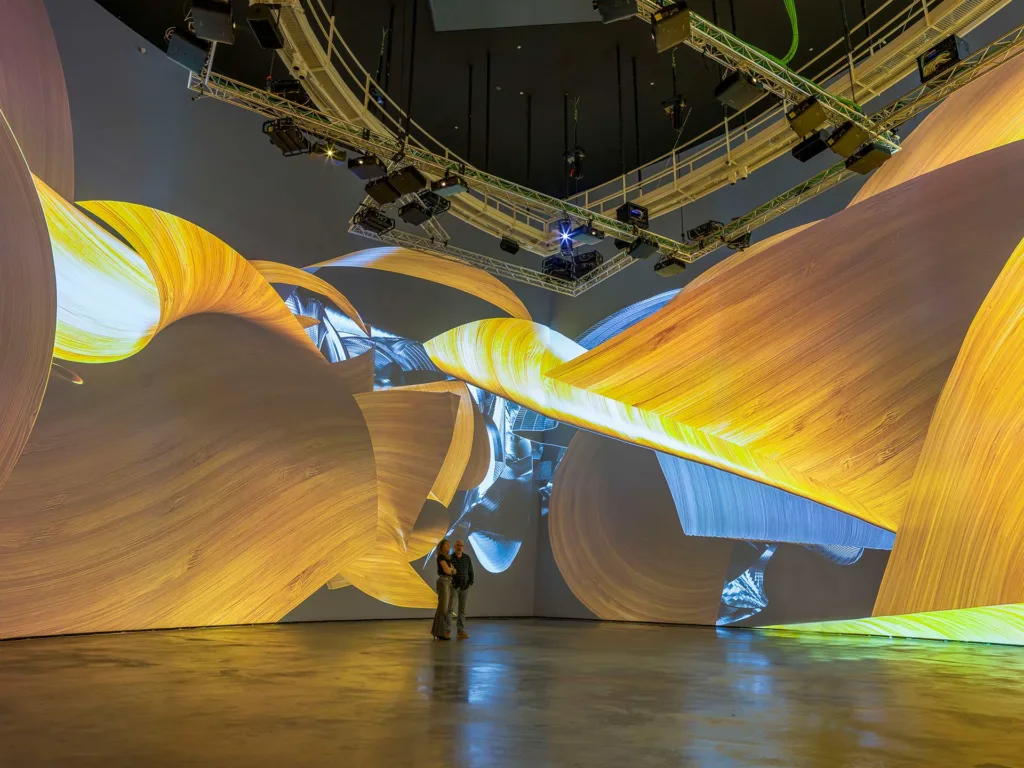 Refik Anadol debuta en el Guggenheim Bilbao con una instalación inmersiva que reinterpreta la obra de Frank Gehry mediante inteligencia artificial. "Living Architecture: Gehry", expuesta del 7 de marzo al 19 de octubre de 2025, inaugura la serie in situ del museo, combinando arte generativo, sonido envolvente y datos éticos para explorar nuevas formas de habitar el espacio.