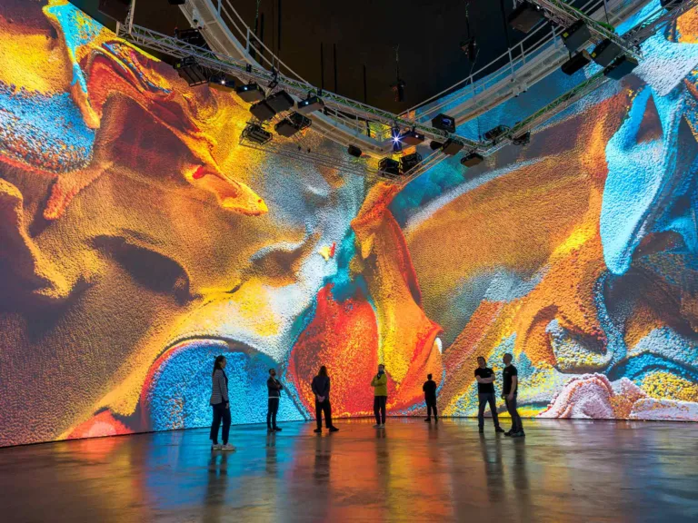 El Guggenheim Bilbao se convierte en un lienzo de IA con Refik Anadol