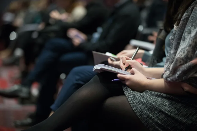 El futuro del periodismo lidia entre ser inteligente o artificial