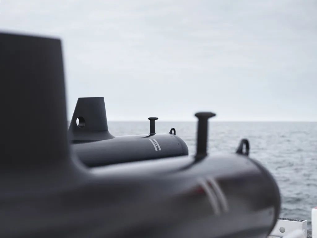 La empresa tecnológica de defensa Helsing ha presentado Lura, una plataforma de inteligencia artificial diseñada para la vigilancia submarina persistente, junto al dron autónomo SG-1 Fathom. Esta combinación permite desplegar constelaciones de sensores móviles en los océanos para detectar amenazas a infraestructuras críticas y buques.