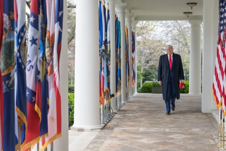 Trump pospone su orden ejecutiva de IA para no ceder ventaja ante China