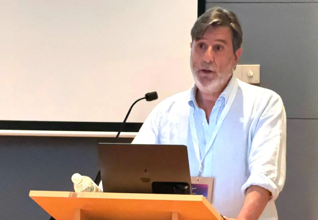 “Toda esta discusión sobre la defensa a ultranza de la herramienta tecnológica se convirtió en la defensa a ultranza de la emoción como experiencia”, afirmó Ricardo Cano durante su ponencia en The AI Revolution Badajoz 2025, donde reivindicó que la tecnología “no nos coma” y defendió el contacto humano como esencia del museo.