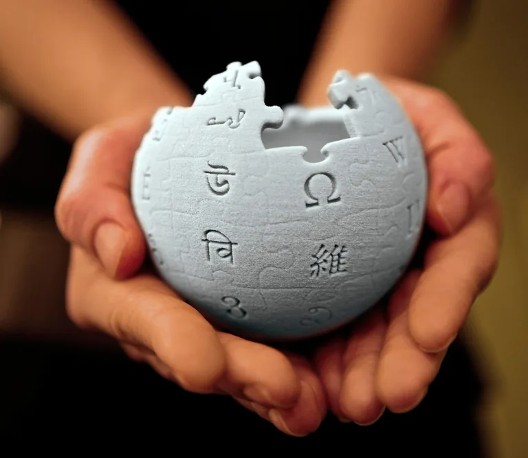 Wikipedia recula ante la idea de resumir su contenido con IA