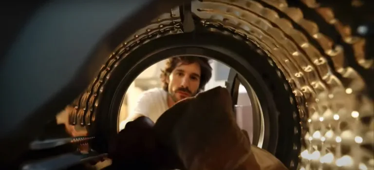 Ariel saca a relucir las manchas en su nuevo spot hecho con IA
