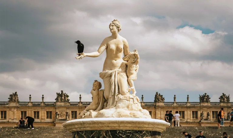 El palacio de Versalles pone voz a sus estatuas