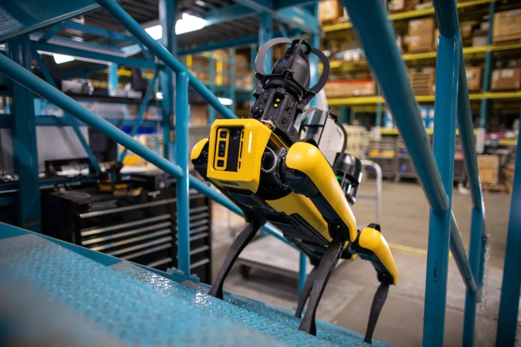 Boston Dynamics ha lanzado una importante actualización para su robot Spot y la plataforma Orbit, incorporando capacidades de inspección visual impulsadas por inteligencia artificial. Esta nueva versión permite a las empresas monitorizar visualmente sus instalaciones de forma autónoma, generar alertas inteligentes y gestionar flotas robóticas desde un panel unificado. Orbit 5.0 introduce funciones clave como la vista panorámica del sitio, creación de inspecciones desde imágenes y despliegue de actualizaciones remotas, transformando la manera en que las plantas industriales gestionan su fiabilidad y seguridad.