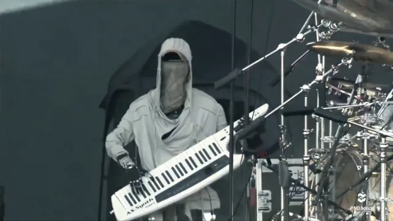 Un robot humanoide toca el keytar con una banda en directo en China