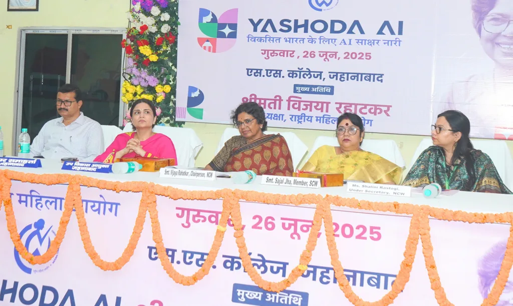 Yashoda AI es una iniciativa liderada por la Comisión Nacional para las Mujeres de la India que busca democratizar el acceso a la inteligencia artificial entre mujeres rurales. A través de talleres prácticos y herramientas como el AI Passport y el AI Literacy Toolkit, este programa enseña desde el uso de ChatGPT hasta la ciberseguridad, fomentando un uso ético y seguro de la tecnología en comunidades tradicionalmente excluidas.
