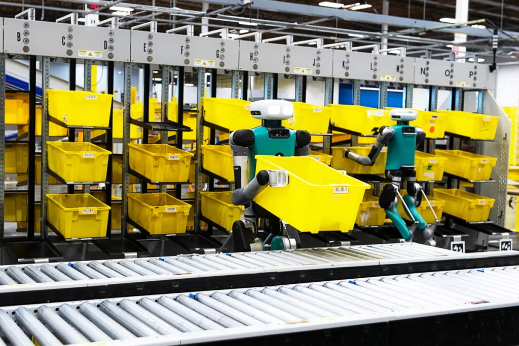 Agility Robotics, pionera en robótica bípeda, ha detallado su ambiciosa hoja de ruta para llevar robots humanoides más allá de los almacenes y acercarlos a la vida cotidiana. En una publicación reciente, la compañía explica cómo su robot Digit está diseñado para operar en entornos industriales semi-estructurados como la logística, pero aspira a llegar a sectores como la construcción, la sanidad o incluso el hogar. Para ello, deben superar el principal reto: garantizar su seguridad en la interacción con personas. Agility defiende una arquitectura de inteligencia jerárquica y una forma humanoide funcional para alcanzar esa meta.