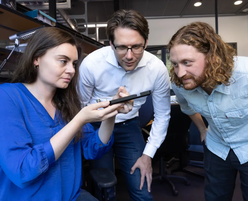 Un equipo de científicos de la Universidad de Stanford ha desarrollado un interfaz cerebro-ordenador capaz de interpretar el habla interior en personas con graves dificultades de comunicación. El estudio, publicado en la revista Cell, muestra cómo esta tecnología, aún en fase experimental, podría convertirse en una herramienta clave para devolver la fluidez verbal a pacientes con parálisis.
