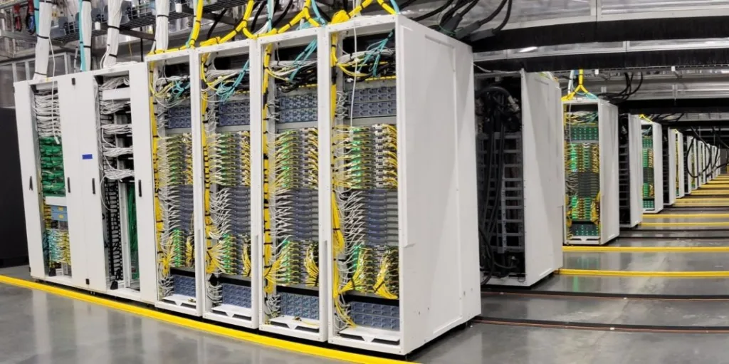 Microsoft ha anunciado la construcción en Wisconsin del centro de datos de inteligencia artificial más potente del mundo. Conocido como Fairwater, este complejo estará operativo en 2026 y representa una inversión de más de 7.000 millones de dólares. Diseñado para entrenar los modelos de IA más avanzados de la próxima década, incluirá cientos de miles de chips NVIDIA, una red de interconexión ultrarrápida, refrigeración líquida avanzada y una infraestructura que supera los 110.000 metros cuadrados. Además de su potencia, destaca por su eficiencia energética, sostenibilidad y por su impacto en la economía local, con miles de empleos y programas formativos.