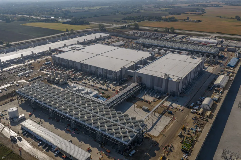 Microsoft ha anunciado la construcción en Wisconsin del centro de datos de inteligencia artificial más potente del mundo. Conocido como Fairwater, este complejo estará operativo en 2026 y representa una inversión de más de 7.000 millones de dólares. Diseñado para entrenar los modelos de IA más avanzados de la próxima década, incluirá cientos de miles de chips NVIDIA, una red de interconexión ultrarrápida, refrigeración líquida avanzada y una infraestructura que supera los 110.000 metros cuadrados. Además de su potencia, destaca por su eficiencia energética, sostenibilidad y por su impacto en la economía local, con miles de empleos y programas formativos.