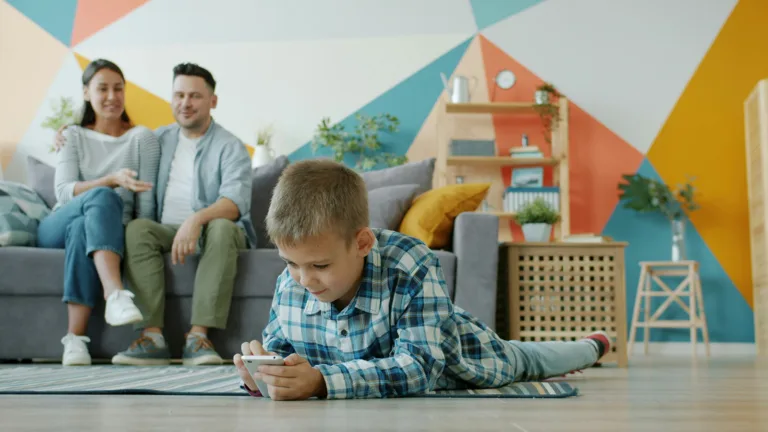 OpenAI acelera sus medidas de protección infantil