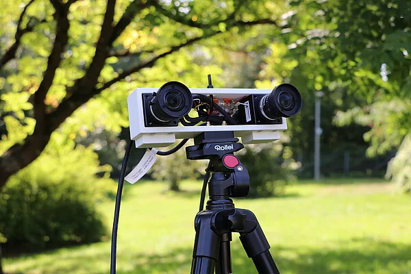 Un equipo alemán desarrolla una cámara con inteligencia artificial capaz de identificar automáticamente a diferentes polinizadores por su vuelo. El sistema, bautizado como BeeVision, combina sensores visuales, software de análisis y conocimientos en biodiversidad para mejorar el seguimiento de insectos clave en entornos urbanos y naturales. Esta tecnología busca facilitar un monitoreo menos invasivo, continuo y a largo plazo de especies como abejas, mariposas y moscas, con el fin de informar futuras medidas de conservación. El proyecto cuenta con apoyo de la Carl-Zeiss-Stiftung y podría transformar la forma en la que se estudia y protege la biodiversidad.