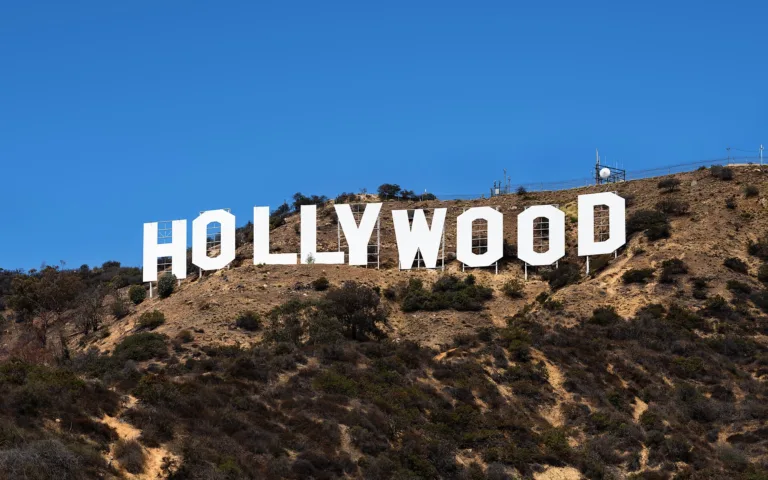 Guionistas de Hollywood exigen cobrar por el entrenamiento de la IA