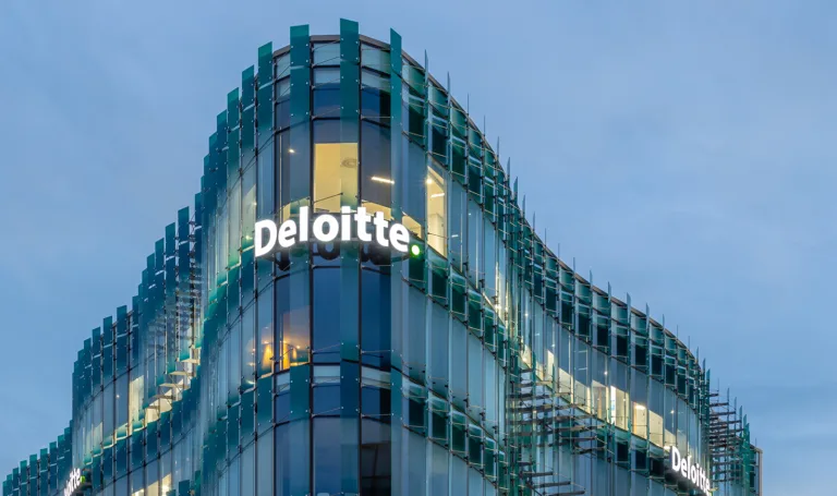 Deloitte devuelve dinero por usar IA en un informe para el Gobierno australiano