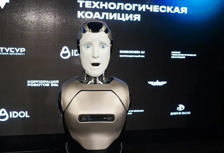 El robot humanoide ruso debuta con una estrepitosa caída