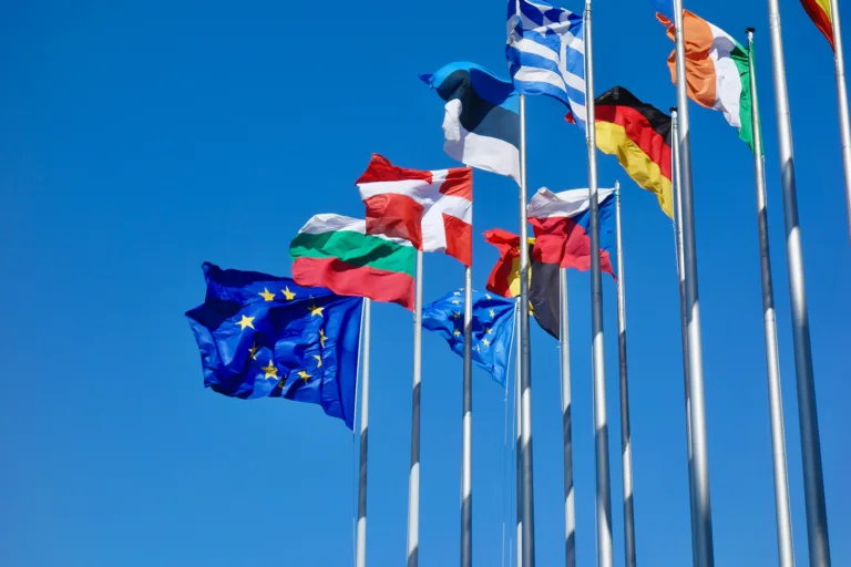 Europa activa las nuevas reglas de transparencia para la IA y deepfakes