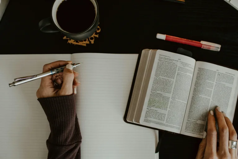 Nueva misión de la IA: traducir la Biblia a lenguas minoritarias