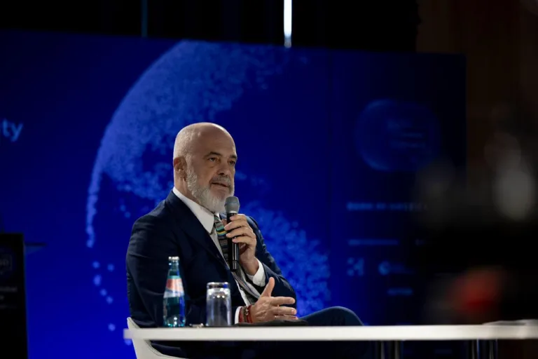 Albania amplía su experimento político con asistentes para cada diputado