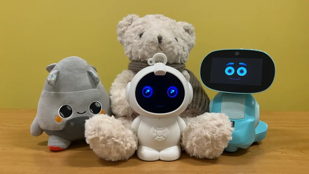 El informe “Trouble in Toyland 2025”, elaborado por U.S. PIRG Education Fund, revela los nuevos peligros que acechan en el mundo de los juguetes. Publicado en noviembre, el estudio analiza juguetes con inteligencia artificial capaces de mantener conversaciones sexualmente explícitas con niños, así como productos con sustancias tóxicas, juguetes falsificados y artículos ya retirados del mercado que aún se venden. El documento busca alertar a familias, legisladores y reguladores sobre los riesgos invisibles que pueden esconderse detrás de regalos aparentemente inocentes.