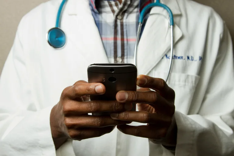 ¿Puede la IA traicionar el secreto médico? El MIT dice que sí