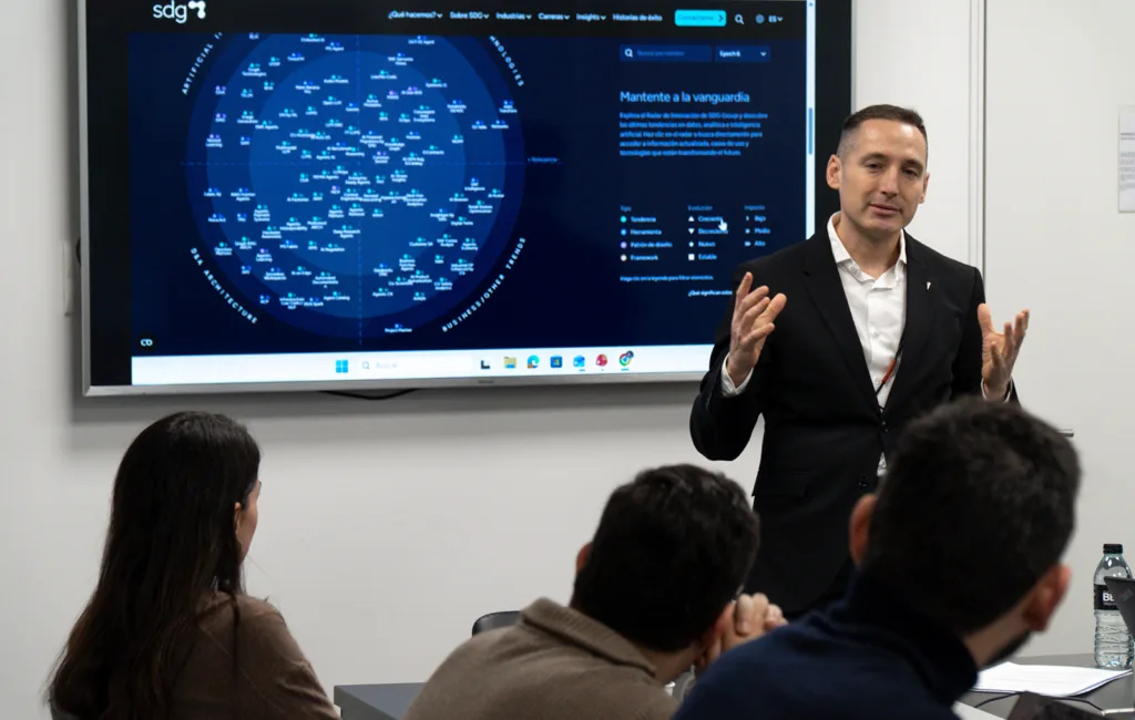 La consultora tecnológica SDG Group ha presentado su informe “Data, Analytics & AI 2026”, un análisis exhaustivo de las principales tendencias que marcarán la competitividad empresarial este año. Entre las diez claves detectadas destacan la necesidad de dotar de contexto y significado a los datos para potenciar la IA, la migración como estrategia, la evolución del hardware en el edge computing y el auge de modelos probabilísticos. El informe se ha elaborado con la colaboración de expertos internos, instituciones académicas y partners tecnológicos, y ya está disponible en la web de la compañía.