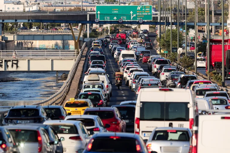 Atenas lanza radares con IA y las multas de tráfico se disparan