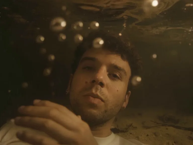 El nuevo videoclip de Quevedo, ‘Ni borracho’, bebe de la IA generativa