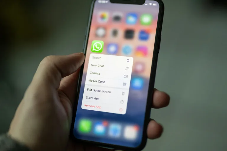 Bruselas advierte a Meta por bloquear a asistentes de IA rivales en WhatsApp