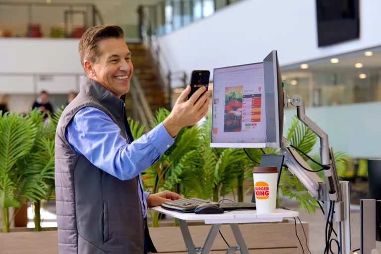 La nueva IA de Burger King vigila la amabilidad de sus empleados