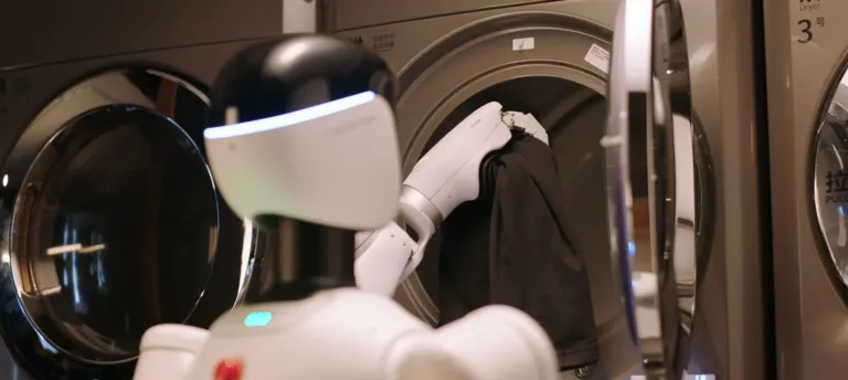 China despliega robots con IA en hogares para tareas domésticas