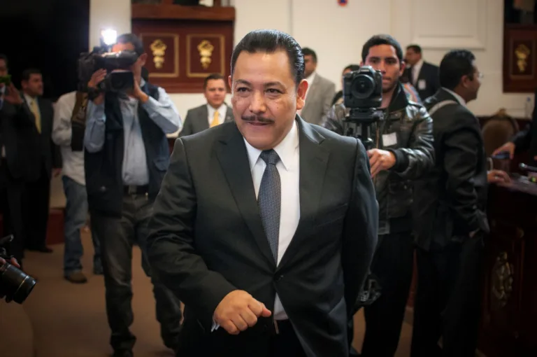 Periodistas en México defienden la IA ante la polémica Ley Serrano
