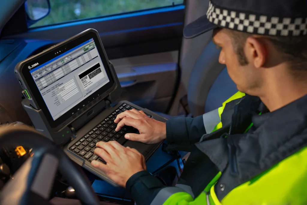 Zebra Technologies participará en el Critical Communications World (CCW) 2026, del 16 al 18 de junio en el Excel London, para mostrar sus avances en la digitalización de la primera línea operativa. El evento servirá de marco para la presentación del ordenador móvil FR55, un dispositivo diseñado para organismos de seguridad pública que están migrando de las redes de banda estrecha a sistemas de banda ancha avanzados. Este cambio técnico es fundamental para permitir una resiliencia operativa integral y la implementación de herramientas basadas en datos. La importancia de este lanzamiento reside en su capacidad de procesamiento, que permite la futura incorporación de inteligencia artificial y realidad aumentada en tareas de rescate y seguridad. Con el respaldo de un ciclo de vida extendido hasta Android 18, Zebra busca ofrecer una plataforma estable para la modernización de servicios esenciales, facilitando la transición hacia un modelo de gestión inteligente y conectada. Este despliegue técnico pretende dotar a los equipos de emergencia de la fiabilidad necesaria para centrarse en su misión de proteger al público.