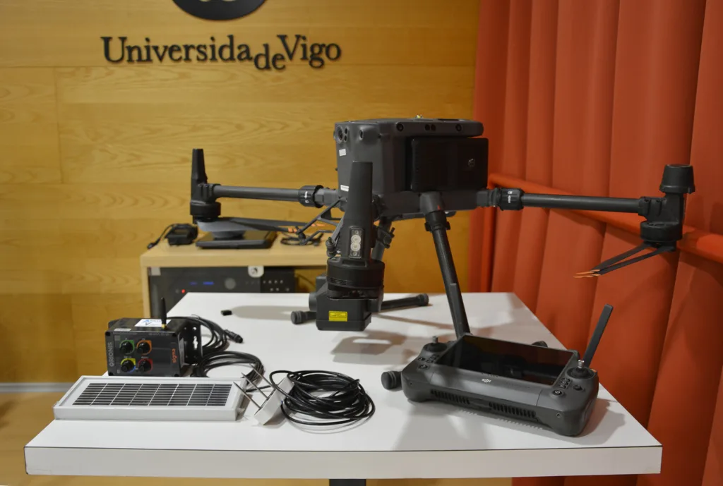 Galicia está dando pasos significativos hacia la digitalización de su sector primario con la puesta en marcha de PRECIGAL. Este ambicioso proyecto de investigación y desarrollo, presentado recientemente en el Campus de Ourense, busca transformar la gestión de cultivos estratégicos como el maíz, la patata y el viñedo mediante el uso de tecnologías de vanguardia. La iniciativa reúne a un consorcio de seis empresas gallegas, la Universidad de Vigo y el Centro Tecnológico de la Carne, con el respaldo de la Axencia Galega de Innovación. El núcleo del proyecto es la creación de una plataforma digital inteligente que unifica herramientas que hasta ahora operaban de forma aislada, tales como sensores IoT, imágenes satelitales y algoritmos de inteligencia artificial. El objetivo final es proporcionar recomendaciones en tiempo real a los agricultores para mejorar el rendimiento de sus parcelas, optimizar el uso de agua y fertilizantes y minimizar el impacto ambiental. Con un presupuesto superior al millón de euros y un horizonte de ejecución hasta 2028, PRECIGAL representa un esfuerzo coordinado por modernizar las explotaciones agrarias gallegas, haciéndolas más competitivas y sostenibles en un entorno cada vez más tecnológico.