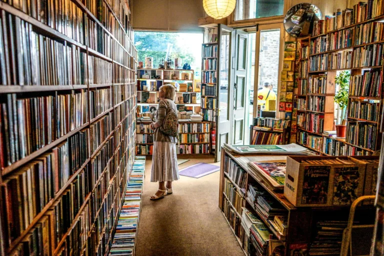 Libreros de segunda mano alertan de que la IA está devorando libros